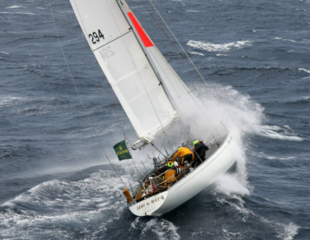 Love & War finding it tough going during the 2004 Rolex Sydney Hobart