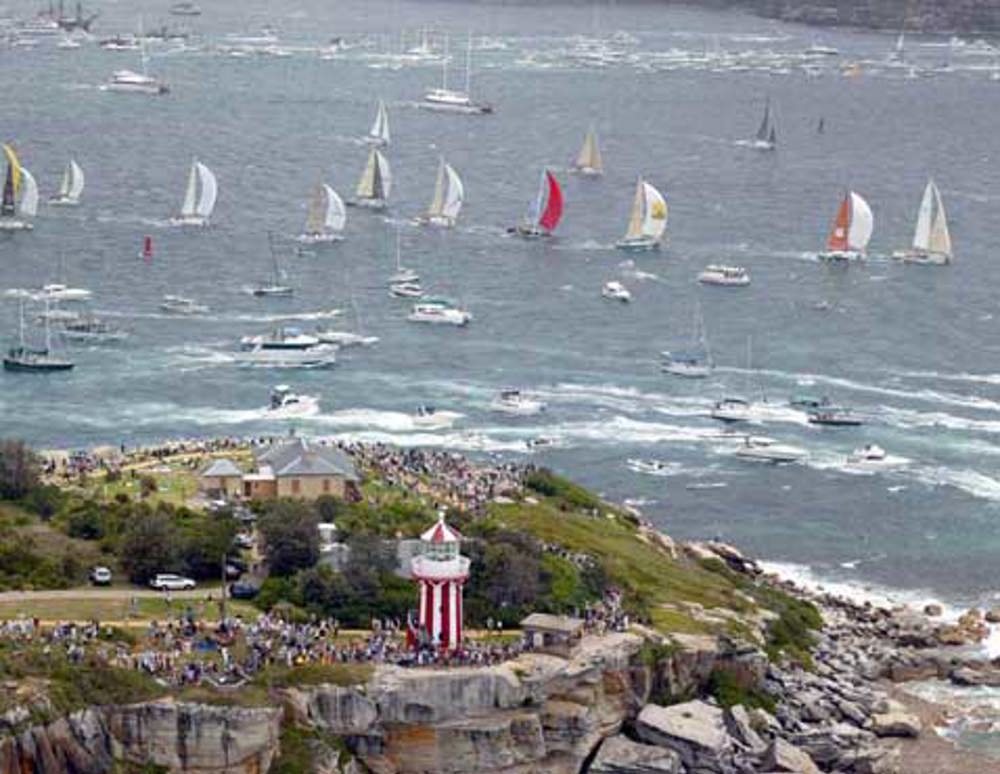 Crowds on South Head watching yachts leave the harbour