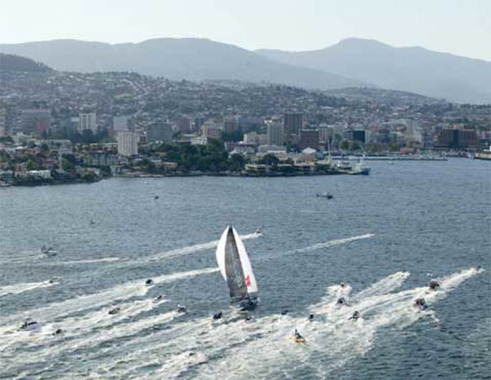 Alfa Romeo nears Hobart, 2002