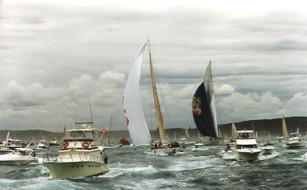 Wild Thing (M10) leading Mari Cha III - 1999 SHYR Boxing Day - CYCA Archives