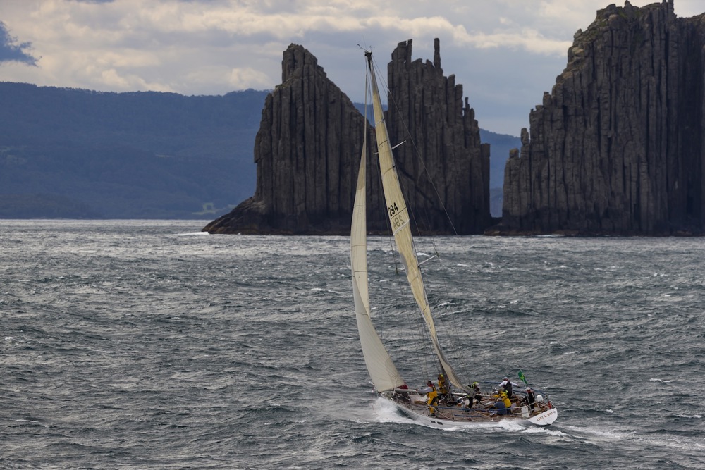 LOVE AND WAR, Sail n: 294, Bow n: 29, Design: Sparkman And Stephens, Owner: Simon Kurts, Skipper: Simon Kurts off Cape Raoul