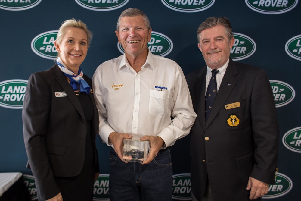Shane Kearns of Komatsu Azzurro with Commodore Markos (CYCA) and Commodore Noyes (SYC)