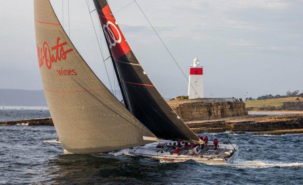 Wild Oats XI entering the Derwent River at the Iron Pot