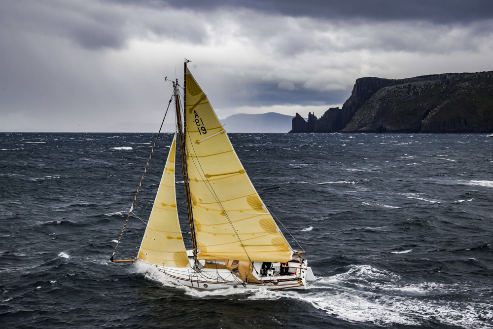 Sean Langman's Maluka approaching Tasman Island