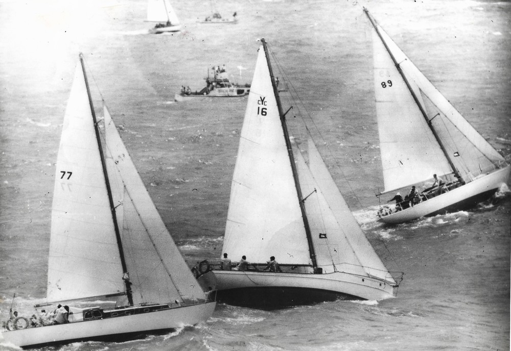 Lass O'Luss (89) leading Kintail (CYC16) and Anitra (77) - 1961 SHYR start - CYCA Archives