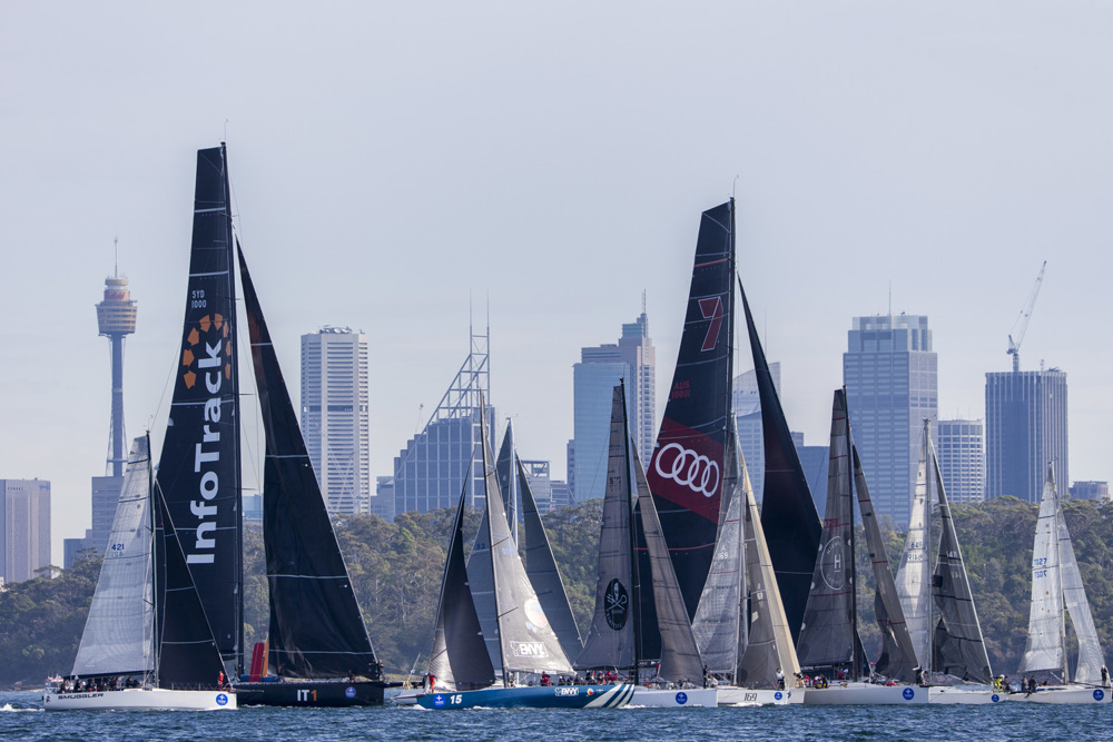 It's getting crowded towards the pin end of the line with 1 minute to go