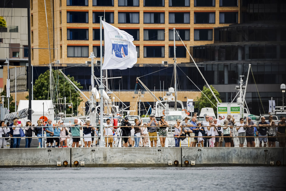 A large crowd welcomes finishing boats