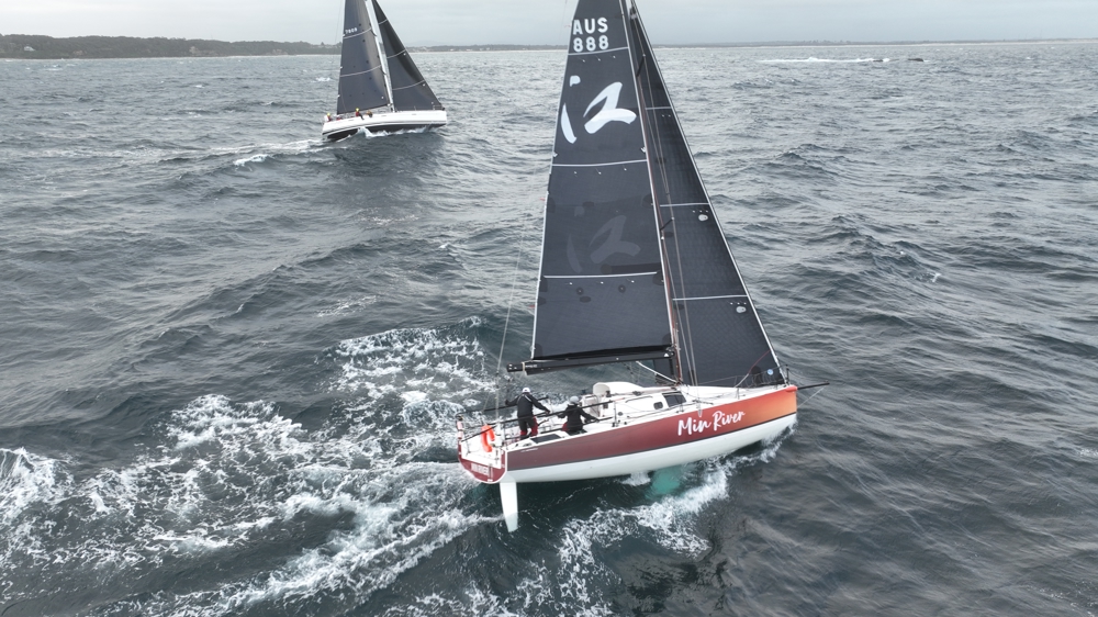 Min River and Luna Blue preparing to round Bird Island.   Image courtesy High Impressions Media.