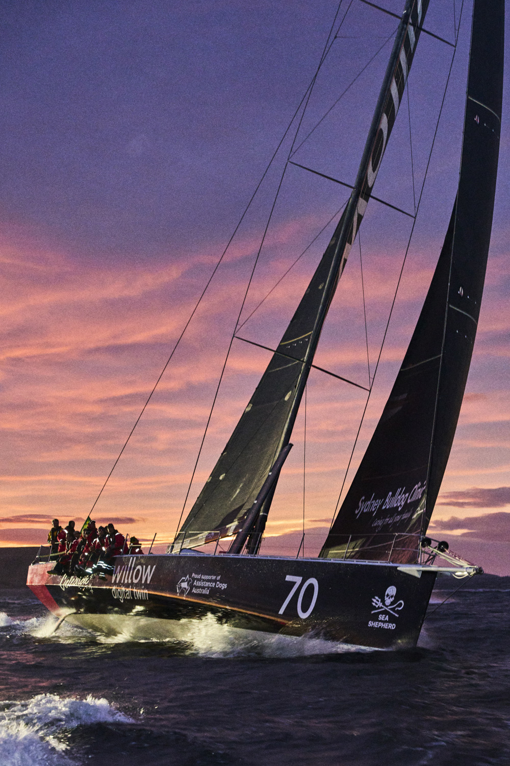 Celestial V70 approaching the finish.