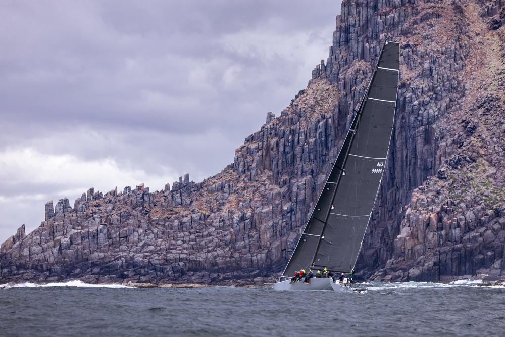 NO LIMIT rounding Cape Raoul,Sail n: AUS98888, OWNER/SKIPPER: David Gotze, STATE: NSW, DESIGN: Reichel/Pugh 63, LOA: 19.2, CLASS: IRC, YEAR BUILT: 2008