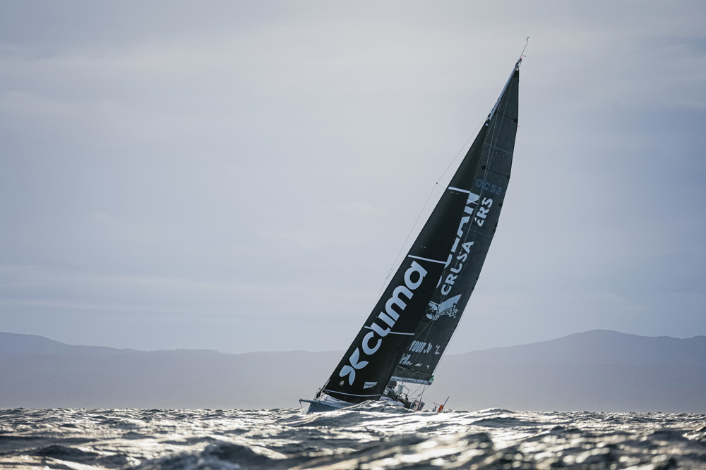 Ocean Crusaders J-Bird approacing the Iron Pot and the mouth of River Derwent.    Image: CYCA | Salty Dingo