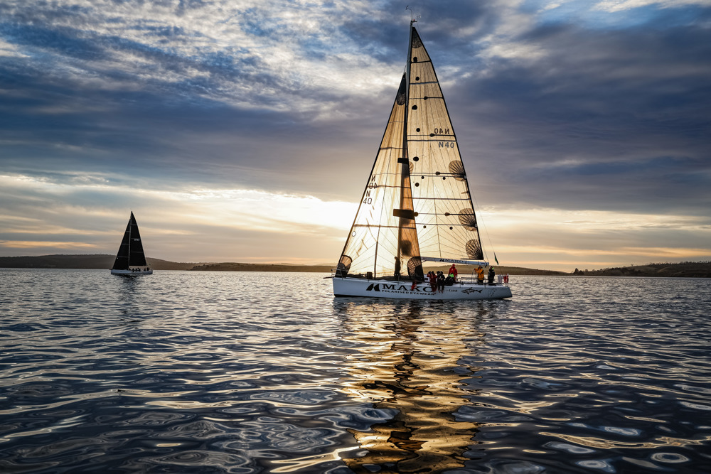 Mako drifting down the Derwent    Image: CYCA | Salty Dingo