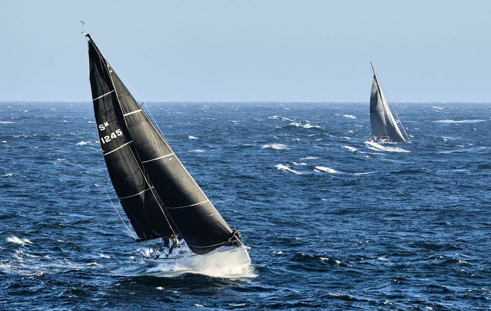 White Noise and Xanthus in close competition off Tasman Island
