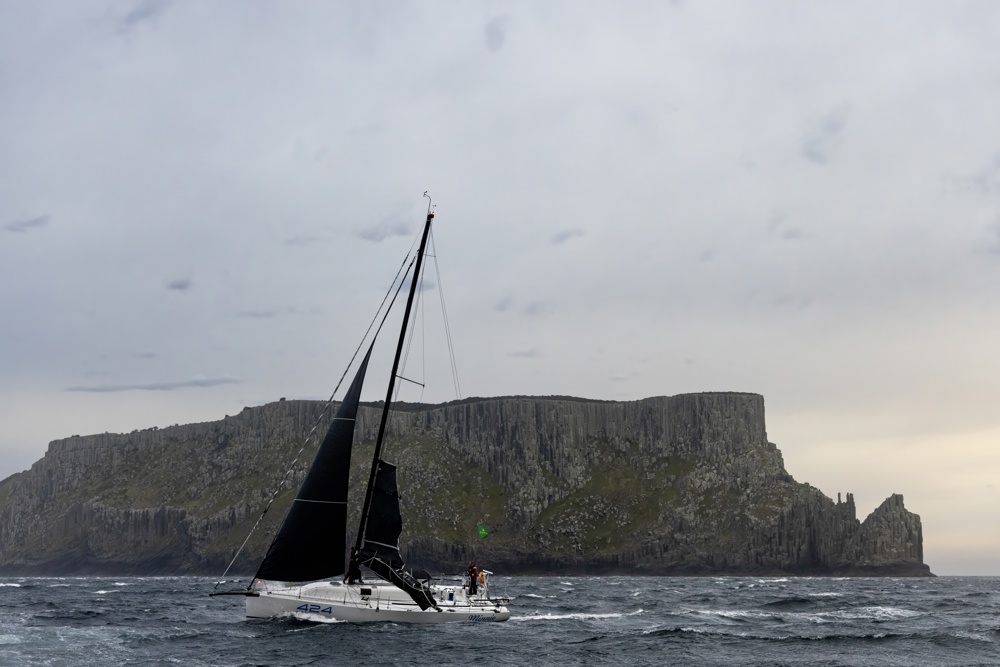 MINNIE, Sail No: 424, Owner: Michael Bell, Skipper: Michael Bell/Adrian Harmsworth, Club: CYCA, NSW, Design: Jones 42, LOA (m): 12.9, Year: 2001