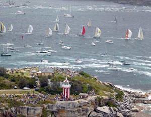 Crowds on South Head watching yachts leave the harbour