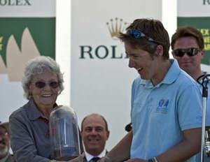 Mrs Kath Worbey presenting the Jane Tate Memorial Trophy to Rebecca Walford, skipper, Discoverer of Hornet