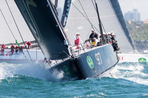 Beau Geste ahead of Wild Oats XI shortly after the start