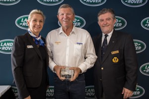 Shane Kearns of Komatsu Azzurro with Commodore Markos (CYCA) and Commodore Noyes (SYC)