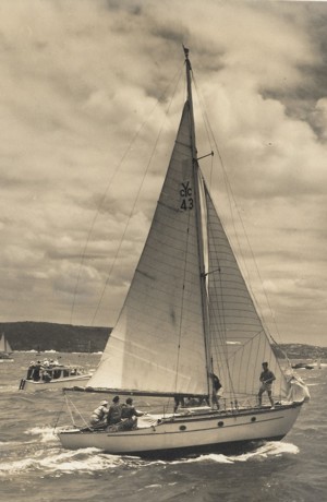 Ellida (CYC43) - 1950 SHYR start - Jack Christofferson on foredeck - CYCA Archives