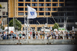 A large crowd welcomes finishing boats