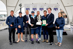 Duncan Hine and other members of the Alive crew with Benoît Falletti (Rolex Australia) and Arthur Lane (CYCA Commodore)a
