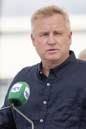 The Honourable Jeremy Rockliff, Premier of Tasmania, at the Dockside Presentation to the Overall Winner.     