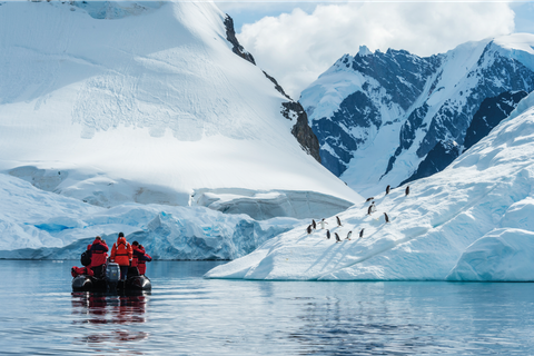 Zodiac outing in Antarctica © PONANT - Laurence Fischer
