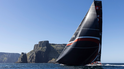 Bruising southerly delivers drama as Sydney Hobart leaders trade blows 