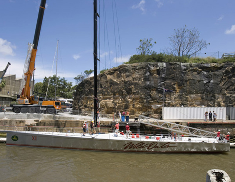 Wild Oats XI having its new mast installed